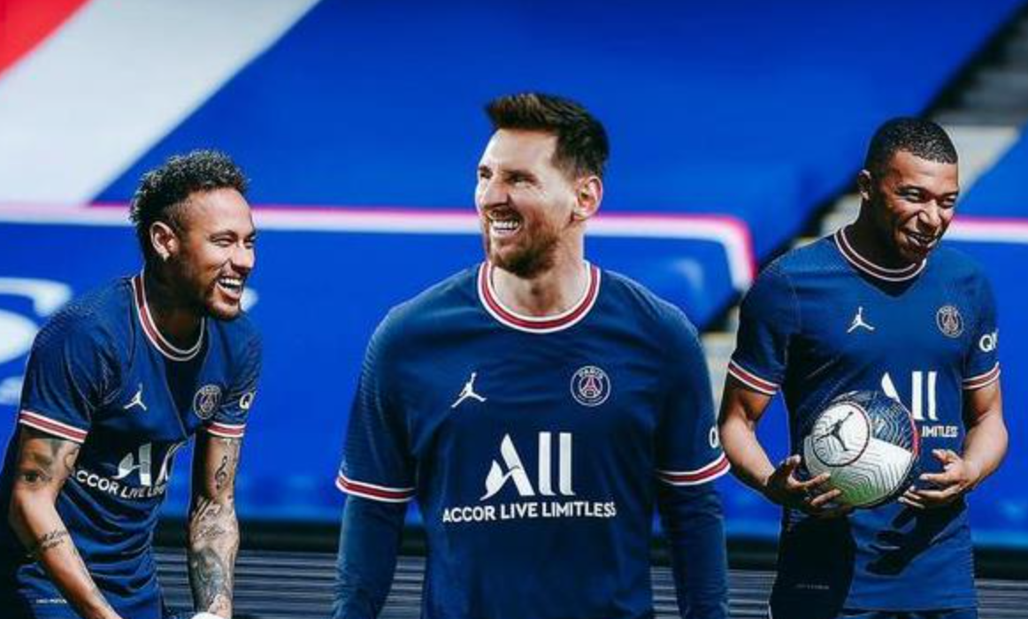 Neymar, Messi en Mbappe in Parijse shirts